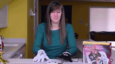 想玩转音乐却不会乐器？这钢琴手套和吉他让你瞬间开一场演奏会！