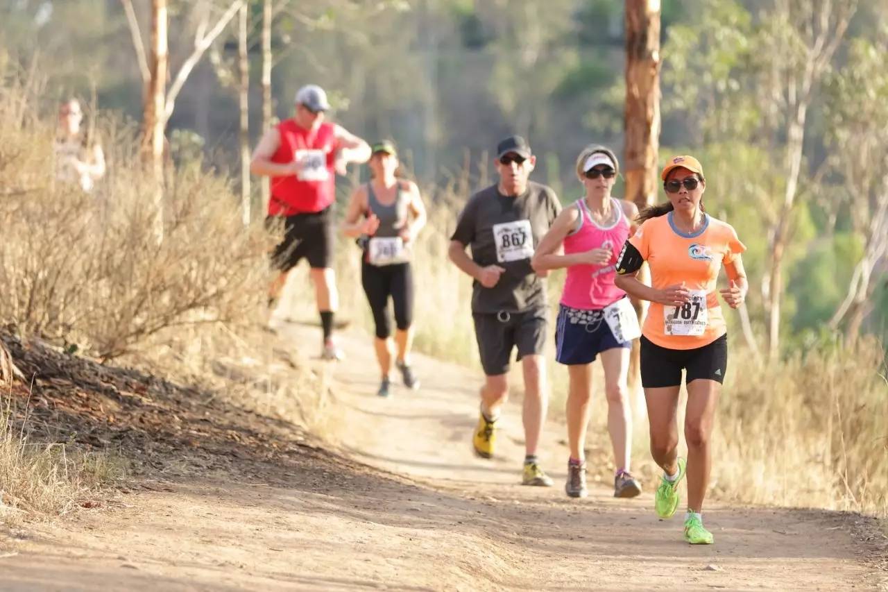 这俩人是当今地球上马拉松和百米最强选手！