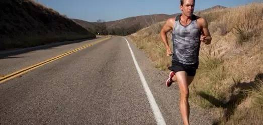 这俩人是当今地球上马拉松和百米最强选手！