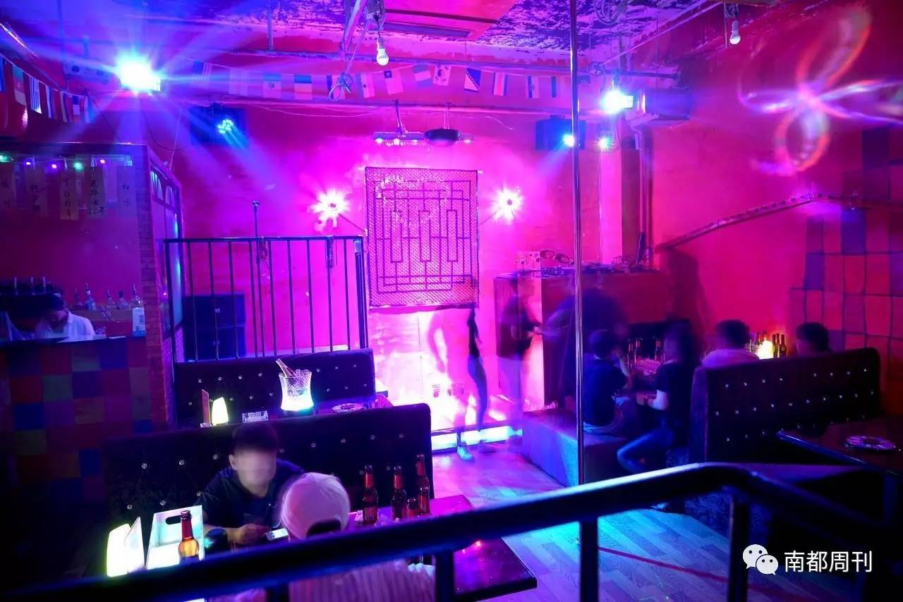女同性恋酒吧的放纵与孤独