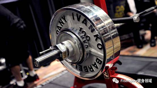 深蹲100公斤什么水平没练过,深蹲1000公斤