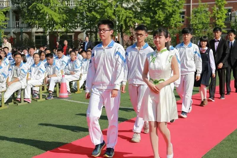 不忘初心跟党走砥砺前行创辉煌,不忘初心跟党走砥砺前行共繁荣