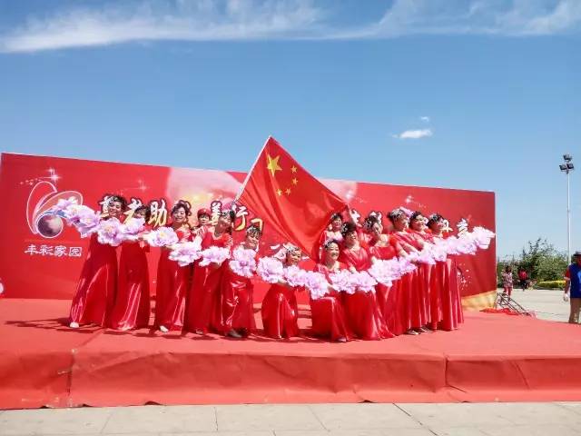 演出现场视频载歌载舞感恩母亲节,载歌载舞弘扬孝亲敬老美德