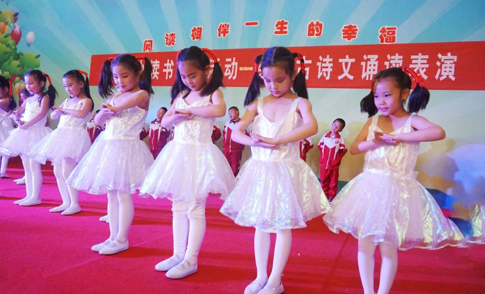 「多彩白云」区红十字会开展“世界红十字日”活动｜矿二小举行经典古诗文诵读表演｜包十八中学与包钢一中举办高三备考交流活动