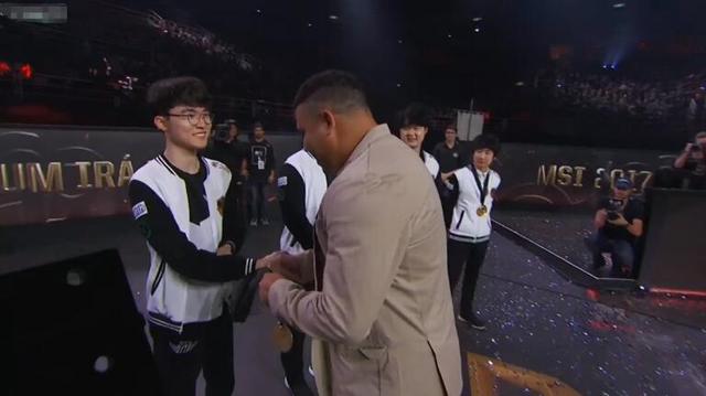 罗纳尔多给faker颁奖的视频,罗纳尔多单骑闯关