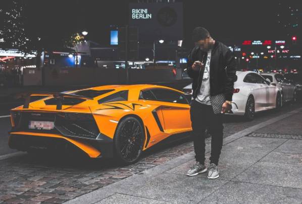 yeezy350白斑马哪年的好,国内最贵的鞋是多少钱