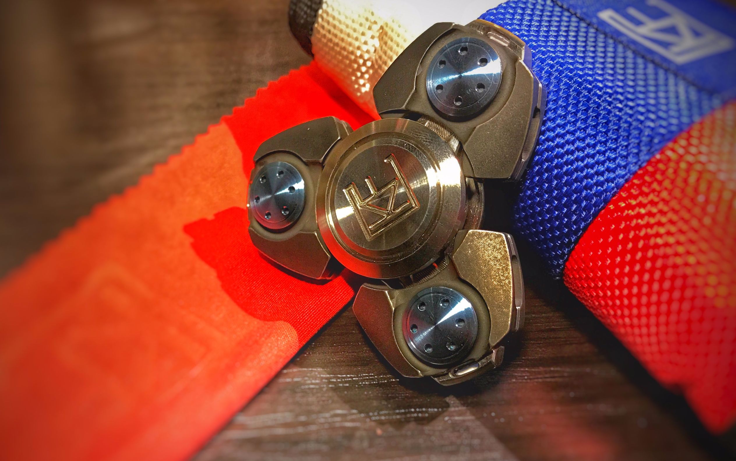 指尖陀螺减压,指尖陀螺和指尖陀螺弹弓的区别