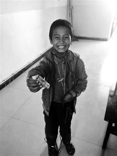 男孩攒35张皱巴巴零钱，请老师帮“买个好点的足球”