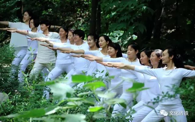 “健康济铁·瑜你同行”室外瑜伽暨摄影采风在袁洪峪举行