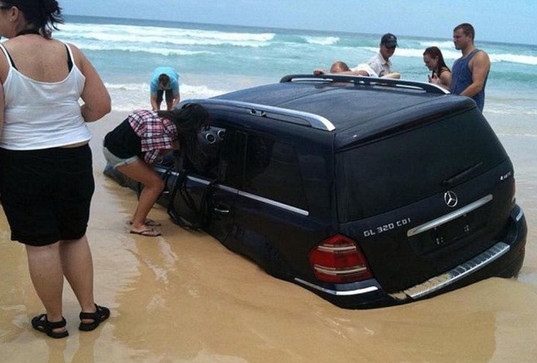 300多万宾利能跑过r8吗,宾利300万