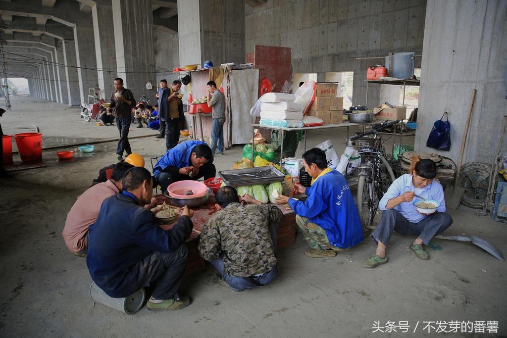 实拍农民工吃晚饭视频大全,农民工中午吃饭视频真实