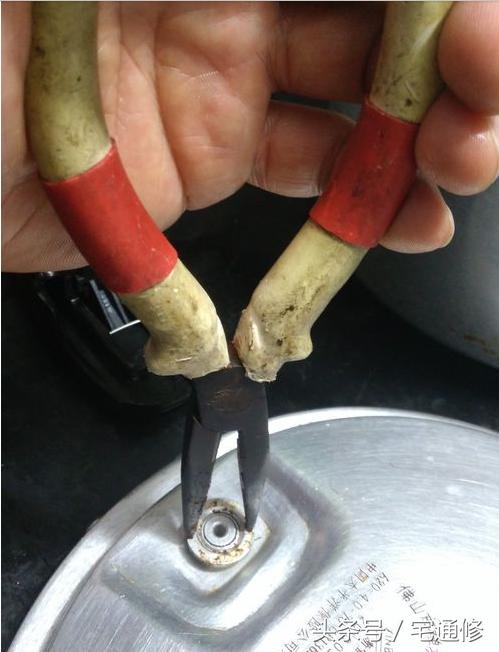 高压锅手柄处漏气维修视频,高压锅气阀顶不上去怎么回事