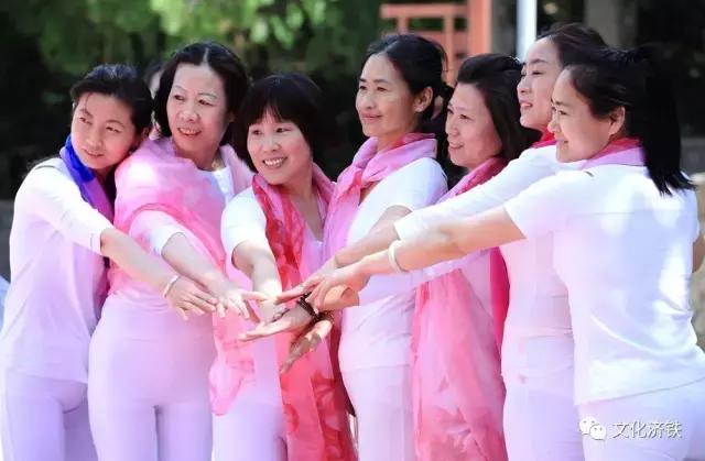 “健康济铁·瑜你同行”室外瑜伽暨摄影采风在袁洪峪举行