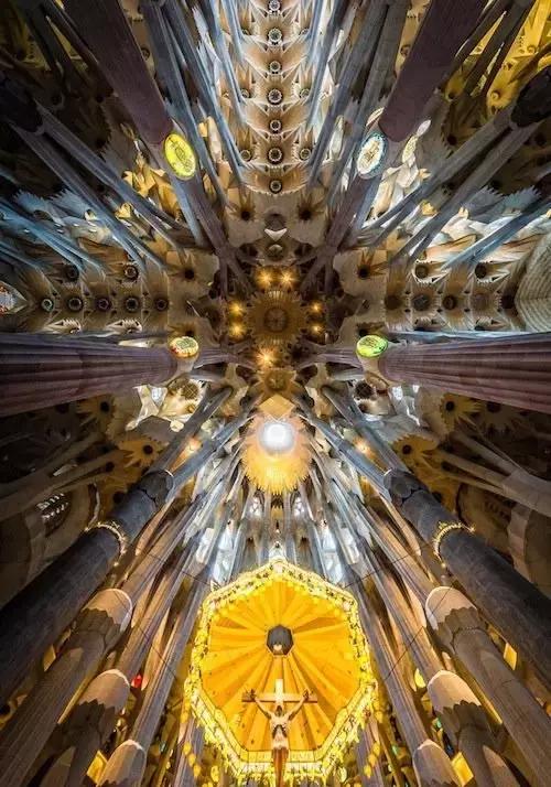 西班牙高迪个人介绍,疯狂的高迪成就了巴塞罗那的传奇