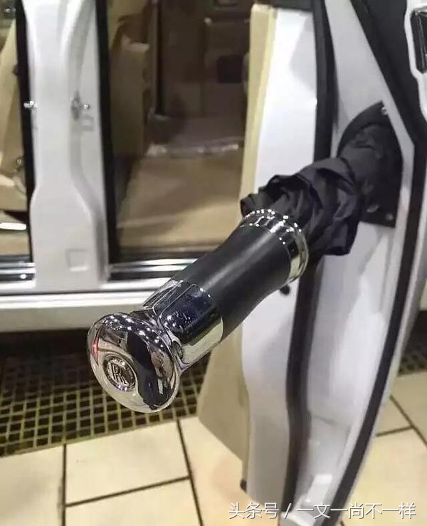 一把伞撑出花花世界，不开劳斯莱斯雨中照样傲娇走