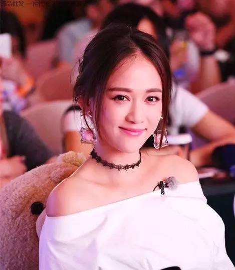 把足球放脖子,足球打在脑袋上会怎么样