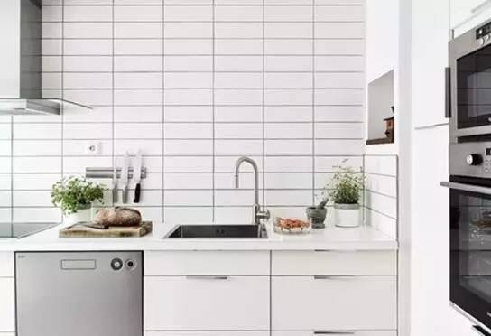 她改了两扇门，将家装成网图中的模样