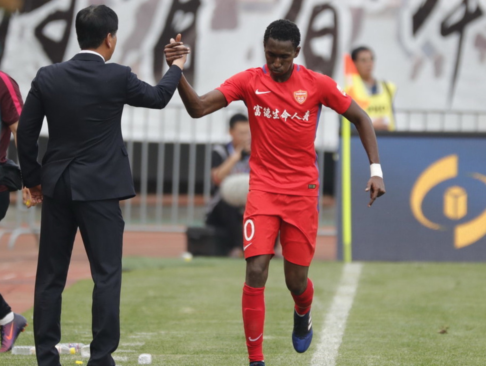 1人神勇+好运气助鲁能战平延边，2短板谁来解决？