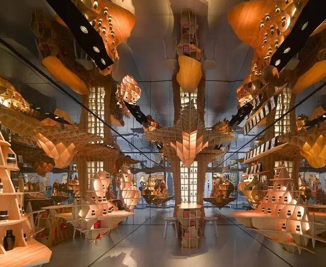 展翅腾飞的香水店