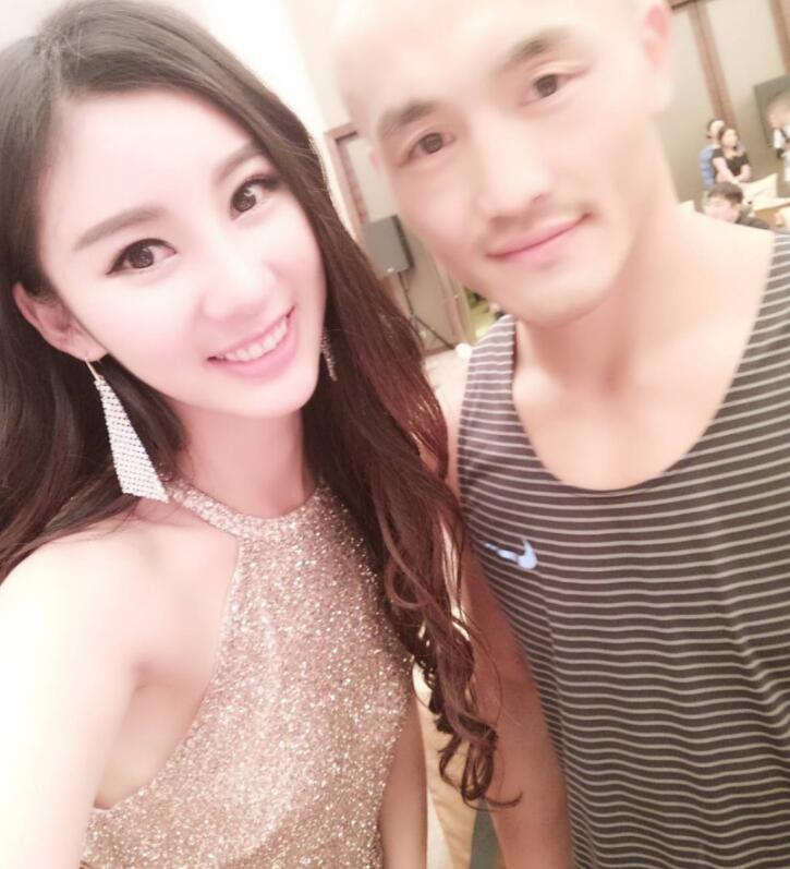 最美举牌女郎和一龙邱建良黑人拳王亲密合影，拳迷：你到底喜欢谁