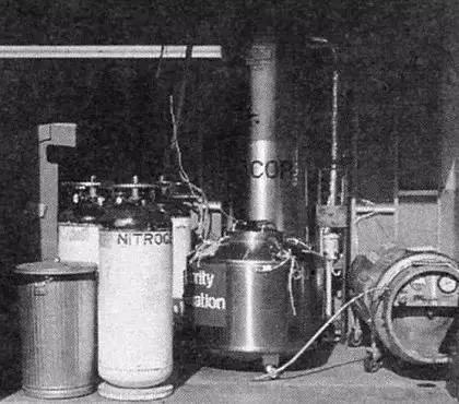 为了复活50年前的“冷冻人”，这个维修工背负了半世纪的骂名