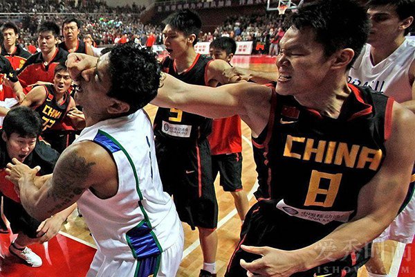中国球员和日本队球员打架,盘点中国队打架场面