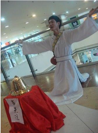 他是低音王子，曾参加07快男，跪地求关注被骂，歌手4踢馆成功