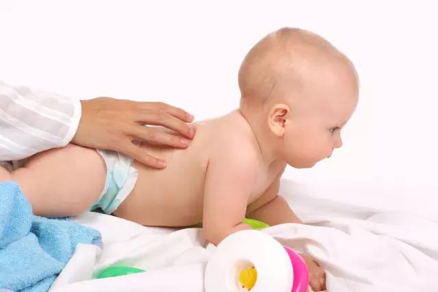 四天没拉屎的宝宝该怎么办,宝宝四天没大便放屁很臭是攒肚吗