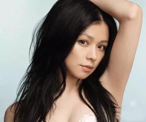 鼻子垫的太往上了,鼻子垫得不高是不是不容易歪