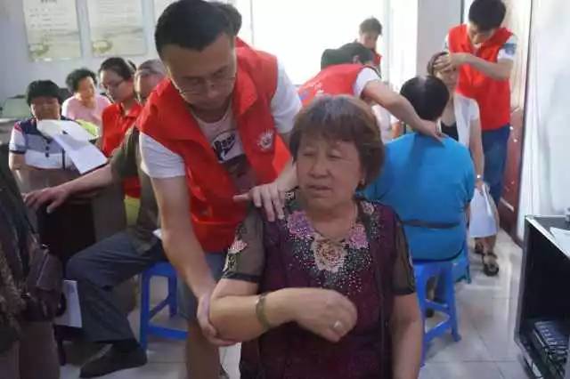 拥簇城市“黄玫瑰”守望10载“针青年”