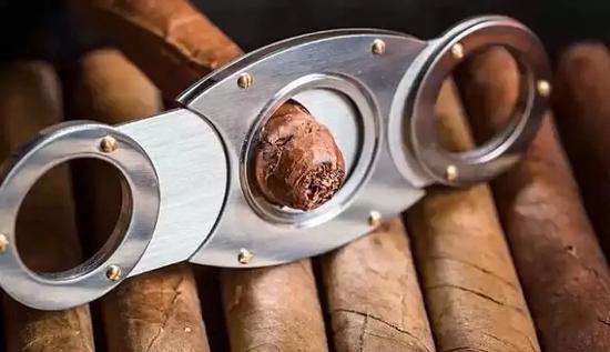 初学者抽雪茄会上瘾吗,抽雪茄正确示范vs错误示范