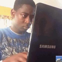 儿子等待父母回来过年,儿子还没几天就要回家探亲