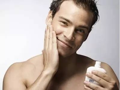 夏季男士皮肤晒伤后如何补救？