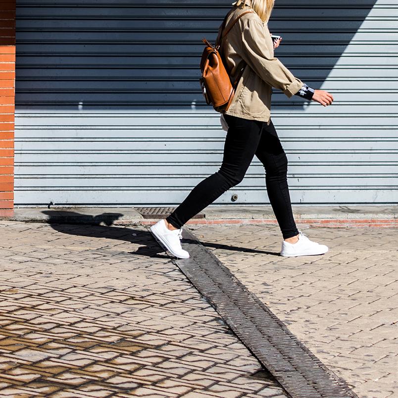 白色高帮帆布鞋搭配男生,高帮白色帆布鞋男女同款