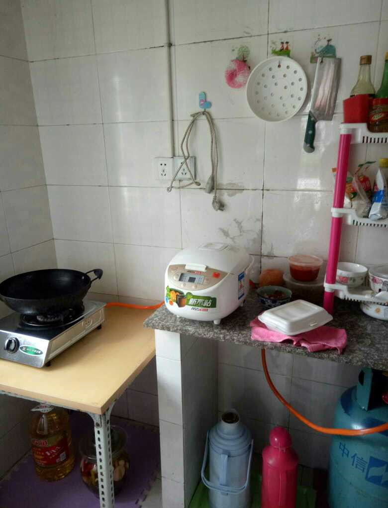 我在福州租了600块房子，巴掌大的空间，厕所却在厨房里
