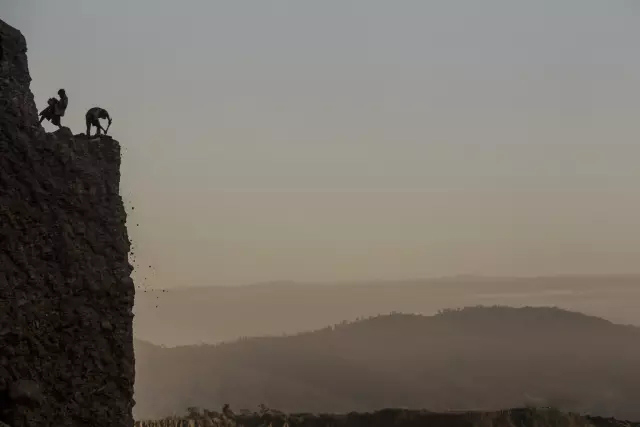 靠翡翠年赚中国2000亿，缅甸挖玉人的生活却很悲惨