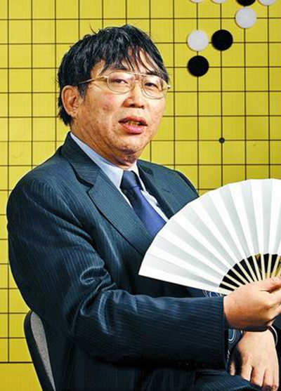 65岁棋圣聂卫平近照，离婚两次后娶小23岁美女，被骂第一渣男