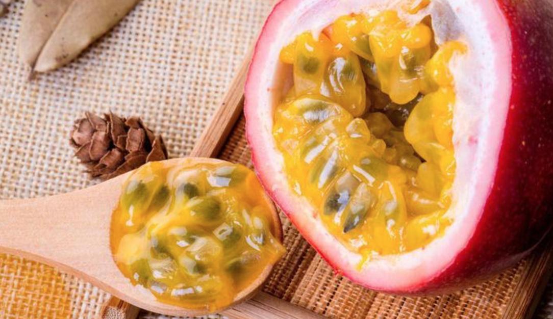 秋天的第一杯纯天然蜂蜜百香果茶,夏日饮品蜂蜜百香果茶