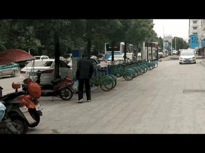 假摔遭点名场面,假摔路人掏牌