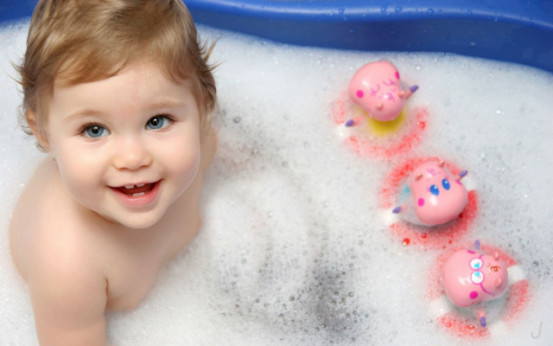 宝宝一洗澡就哭，学会5个方法1秒停止哭闹