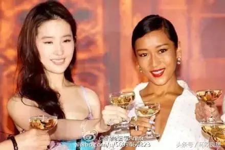 周末40度的高温,荷兰人在海边晒黑