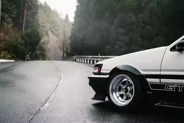 开车遇到丧葬队伍是好是坏,开车遇到丧事要注意哪些