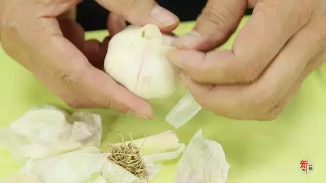 别再用醋腌大蒜了，试试这种方法，杀菌消炎，防癌症，增强免疫力