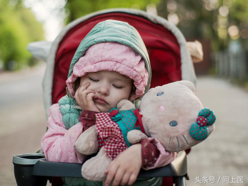 婴儿车背带扣怎么系,婴儿车背带怎么安装