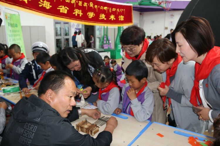 西宁市康南园山小学第二届“美艺相伴”艺术节之科技艺术体验活动