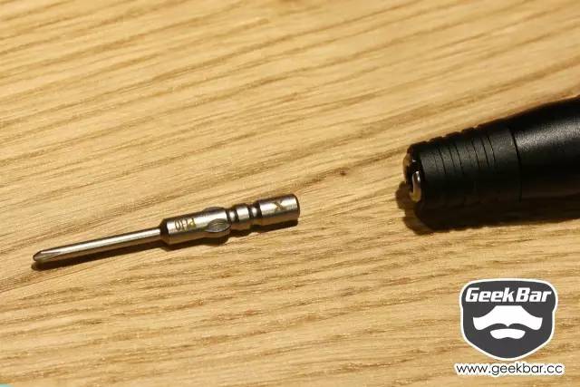 一套12合一的螺丝刀,一套小的螺丝刀