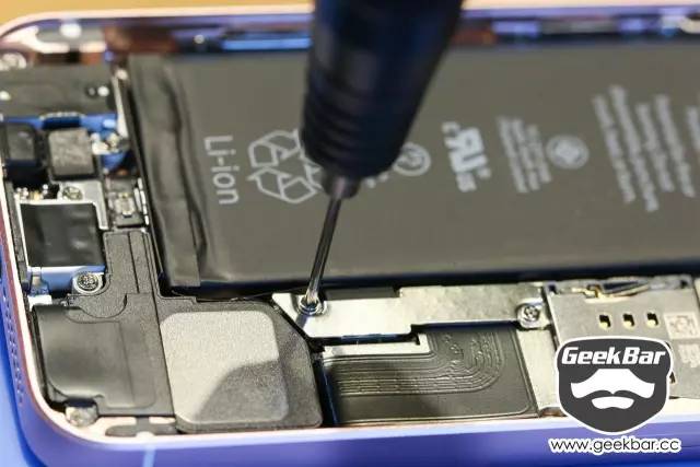 一套12合一的螺丝刀,一套小的螺丝刀