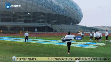 那么多路人甲阻挡不了你,鹿晗热巴对视十指相扣还撩发