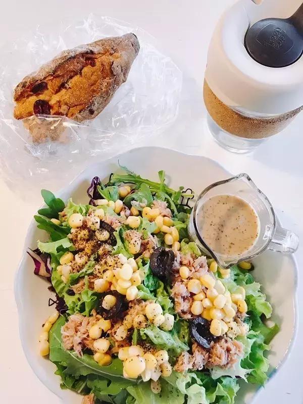 一对夫妻一墙之隔开两家咖啡店，上演的不是相爱相杀，而是了解