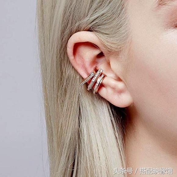 跟周冬雨学珠宝配饰搭配,周冬雨同款小众配饰